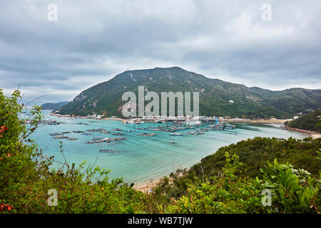 Blick auf den Fischfarmen und Restaurants im Sok Kwu Wan (Picnic Bay). Lamma Island, Hong Kong, China. Stockfoto