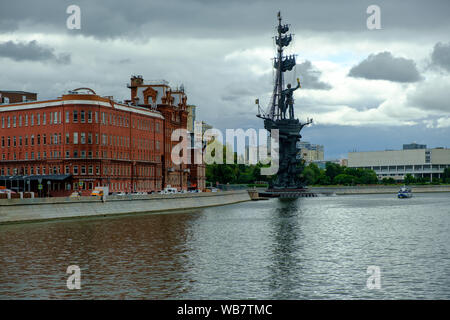 Moskau, Russland - August 1, 2019: Monument für Peter ich auf der Moskwa. Blick von der Brücke Patriarshiy Stockfoto