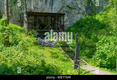 Touristische Ort. Pfad, dem Eingang Gehweg und Treppen in alten Stein Höhle für Touristen besuchen Ausflüge Stockfoto