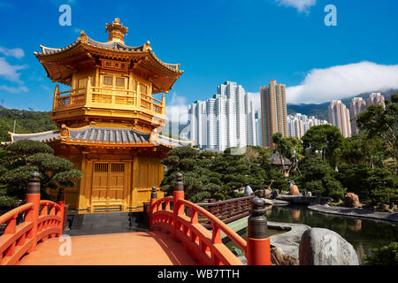 Pavillon der Absolute Perfektion und Wu Brücke in Nan Lian Garden, Chinesische klassische Garten. Diamond Hill, Kowloon, Hong Kong, China. Stockfoto