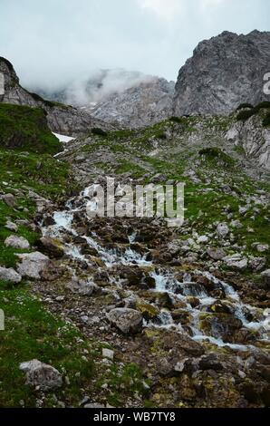 Wasserfall am Drachensee (dragon Lake) auf die Wanderung zu den Coburger Hütte (Coburger Hütte) in Tirol, Österreich Stockfoto