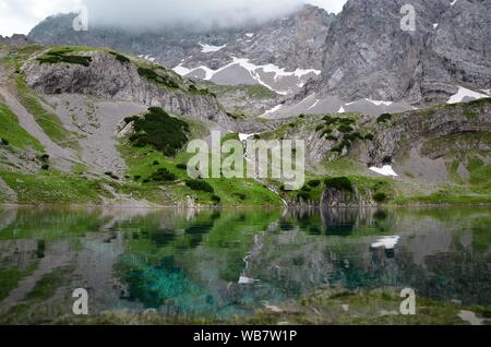 Drachensee (Dragon), einem schönen türkisfarbenen Bergsee an der Wanderung zur Coburger Hütte (Coburger Hütte) in Tirol, Österreich, in der Nähe der Zugspitze Stockfoto