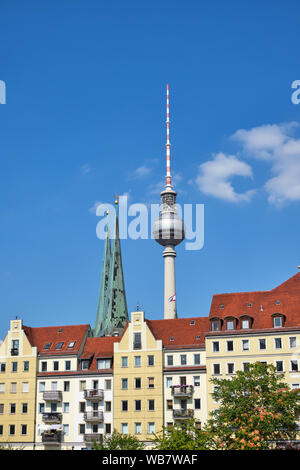 Das Nikolaiviertel in Berlin mit dem berühmten Fernsehturm Stockfoto