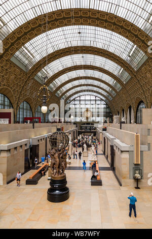 Paris, Frankreich, 5. Juli 2018: Besucher des Musée d'Orsay in Paris. In der ehemaligen Gare d'Orsay Bahnhof, dem Museum hat die größte Col Stockfoto