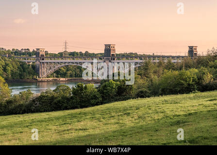 Menai, Anglesey, Nordwales - 21. Mai 2019. Das Britannia Bridge, entworfen und von Robert Stephenson erbaute und im Jahr 1850 abgeschlossen wurde, trägt jetzt Straße ein Stockfoto