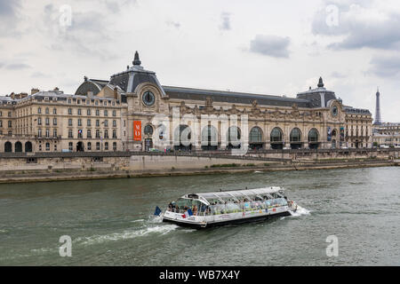 Paris, Frankreich, 5. Juli 2018: Musée d'Orsay, von der Seine in Paris an einem bewölkten Tag. Orsay Museum (Musée d'Orsay) in Paris mit Eiffelturm Stockfoto