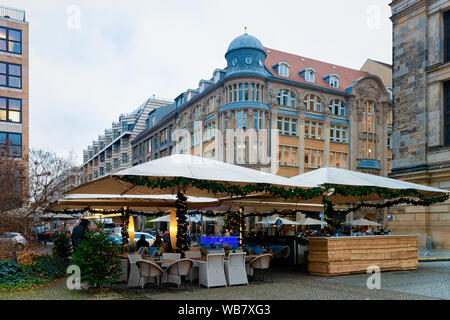 Street Café mit Tischen und Stühlen in Abend Weihnachtsmarkt auf dem Gendarmenmarkt in Berlin in Deutschland in Europa im Winter. Deutsche Weihnachten und Urlaub fai Stockfoto