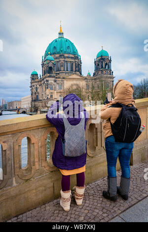 Junge Mädchen mit Rucksack Fotos an der Brücke am Berliner Dom in der Nähe von Spree River Quay im Deutschen Zentrum in Berlin, in Deutschland, in Europa. Stockfoto