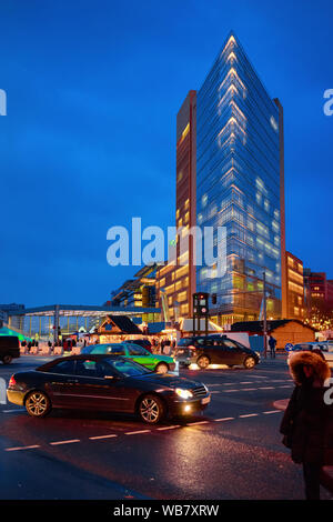 Den Potsdamer Platz mit dem Auto Transport und modernes Gebäude Architektur am Bahnhof in Deutschen Zentrum in Berlin, in Deutschland, in Europa. Bui Stockfoto