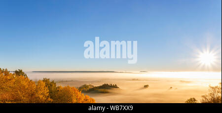 Panoramablick auf einen Herbst Landschaft mit Nebel Stockfoto