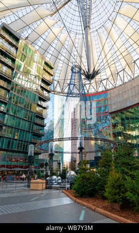 Weihnachtsbäume im Sony Center, modernes Gebäude in der Potsdamer Platz im Deutschen Zentrum in Berlin, in Deutschland, in Europa. Gebäude Stockfoto