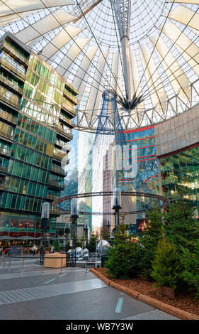 Weihnachtsbäume im Sony Center, modernes Gebäude in der Potsdamer Platz im Deutschen Zentrum in Berlin, in Deutschland, in Europa. Gebäude Stockfoto