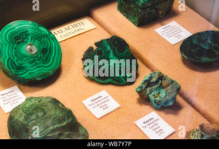 Sammlung von Malachit Steinen auf Anzeige als Teil einer geologischen Mineral Ausstellung Stockfoto