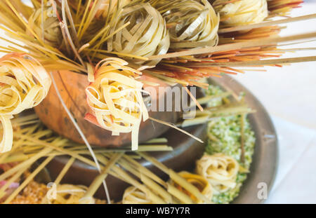 Die Anordnung der verschiedenen Arten von Pasta auf Anzeige auf weißem Hintergrund Stockfoto