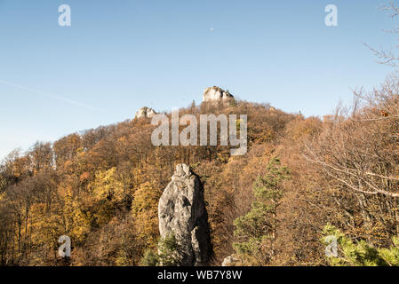 Herbst Sulovske skaly Berge Landschaft von vyhliadka Opasana View Point in der Slowakei mit bunten Wald, Felsen und klaren Himmel Stockfoto