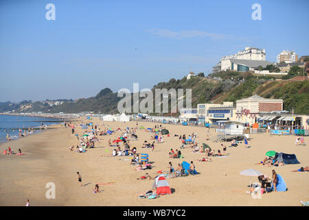 Die Leute am Strand von Bournemouth genießen Sie den Sonnenschein, der eingestellt wird, während der langen Wochenende fortzusetzen, mit noch heißer zu erwartenden Temperaturen erreichen ein Rekordhoch von 33 C, am wahrscheinlichsten in den Südosten Englands, am Montag. Stockfoto