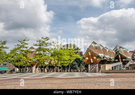 Helmond, Niederlande, 16. August 2019: Die bemerkenswerte cube Häuser, in den 70er Jahren gebaut, und die angrenzenden Piet Blom Quadrat nach den Ar benannt Stockfoto