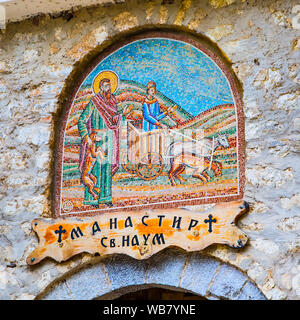 Ohrid, Mazedonien - Oktober 3, 2014: Bild- und Schild am Eingang von Saint Naum Kloster in der Nähe von Ohrid in Mazedonien Stockfoto