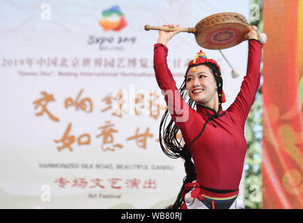 Peking, China. 25 Aug, 2019. Ein performer Tänze 'Gansu Tag' Event in Peking Internationale Gartenbauausstellung in Peking, der Hauptstadt von China, Nov. 25, 2019. Die 'Gansu Tag' Fall wurde am laufenden Peking Internationale Gartenbauausstellung am Sonntag statt. Credit: Zhang Chenlin/Xinhua/Alamy leben Nachrichten Stockfoto