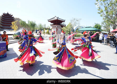 Peking, China. 25 Aug, 2019. Darsteller Tanz während der 'Gansu Tag' Event in Peking Internationale Gartenbauausstellung in Peking, der Hauptstadt von China, Nov. 25, 2019. Die 'Gansu Tag' Fall wurde am laufenden Peking Internationale Gartenbauausstellung am Sonntag statt. Credit: Zhang Chenlin/Xinhua/Alamy leben Nachrichten Stockfoto