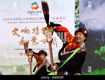 Peking, China. 25 Aug, 2019. Darsteller Tanz während der 'Gansu Tag' Event in Peking Internationale Gartenbauausstellung in Peking, der Hauptstadt von China, Nov. 25, 2019. Die 'Gansu Tag' Fall wurde am laufenden Peking Internationale Gartenbauausstellung am Sonntag statt. Credit: Zhang Chenlin/Xinhua/Alamy leben Nachrichten Stockfoto