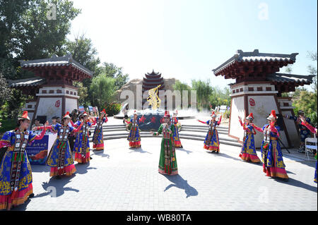 Peking, China. 25 Aug, 2019. Darsteller Tanz während der 'Gansu Tag' Event in Peking Internationale Gartenbauausstellung in Peking, der Hauptstadt von China, Nov. 25, 2019. Die 'Gansu Tag' Fall wurde am laufenden Peking Internationale Gartenbauausstellung am Sonntag statt. Credit: Zhang Chenlin/Xinhua/Alamy leben Nachrichten Stockfoto