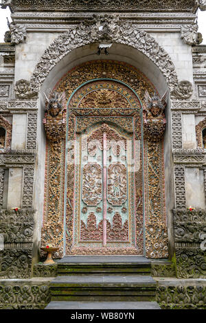 Traditionelle Tempel Tür in Ubud, Insel Bali, Indonesien. Close Up. Eingang Hindu Tempel mit geschnitzten Tür zu Indonesien Stockfoto