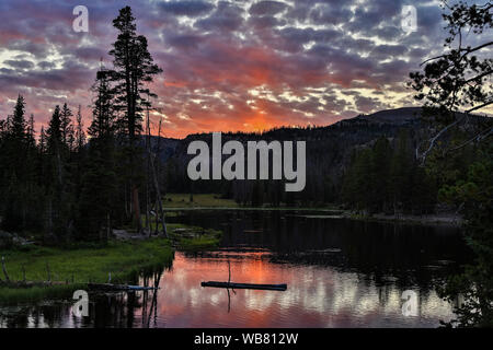 Die untergehende Sonne leuchtet die Wolken und reflektiert über Schmetterling See entlang SR 150, der Mirror Lake Scenic Byway, in der uinta Berge, Utah, USA. Stockfoto