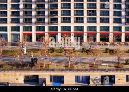 Street View auf Cafés entlang der Flussufer der Spree in Berlin-Mitte im Stadtzentrum. Moderne Restaurants und Gebäude Architektur, Deutschland in Euro Stockfoto