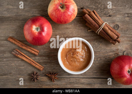 Frische hausgemachte Apfelmus (Apfelmus, Mousse, Sauce) mit Zimt und Apfel auf Holztisch, kopieren Raum Stockfoto