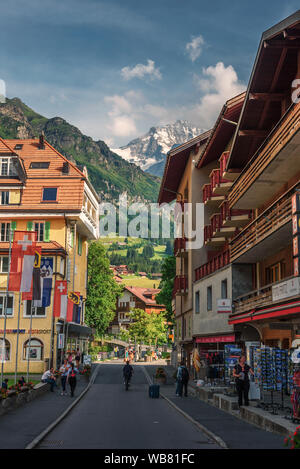Hauptstraße von Wengen Dorf mit Blick über die Berge in der Schweiz Stockfoto