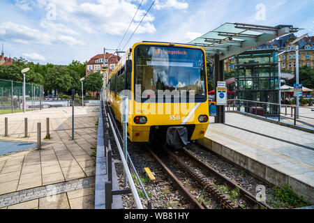 Stuttgart, Deutschland, 16. August 2019, berühmten gelben Zug Zacke des Ssb, eine Zahnradbahn verbinden Innenstadt Marienplatz mit degerloch in Stuttgart ci Stockfoto