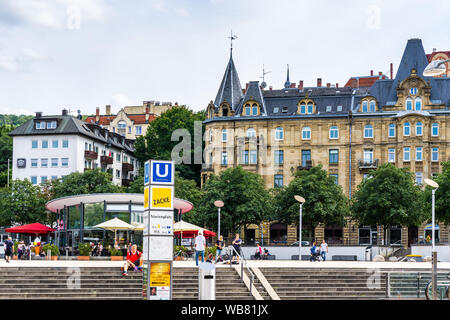 Stuttgart, Deutschland, 16. August 2019, Treppe der Marienplatz in der Innenstadt von Stuttgart mit Viele Menschen genießen die Sonne im Sommer auf einer Station Stockfoto