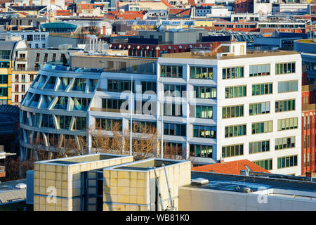 Luftaufnahme auf Stadtbild im Zentrum der Innenstadt von Berlin Deutschland in Europa. Deutsche Architektur. Panoramablick auf die Landschaft und Sehenswürdigkeiten. Touri Stockfoto