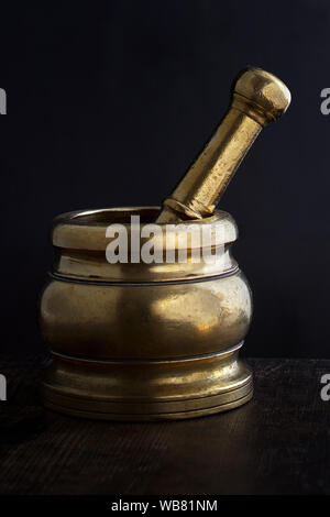 Messing Mörser und Stößel Stockfoto