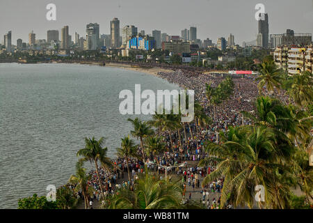 17-Oktober-2004 große Menschenmenge am Marine Drive während der Air Show in Bombay jetzt Mumbai Maharashtra Indien Stockfoto