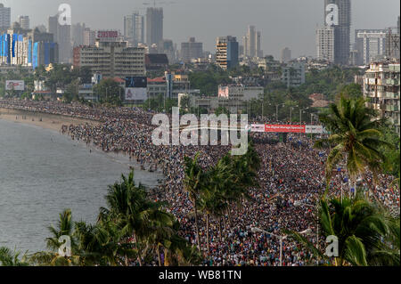 17-Oktober-2004 große Menschenmenge am Marine Drive während der Air Show in Bombay jetzt Mumbai Maharashtra Indien Stockfoto