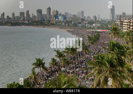 17-Oktober-2004 große Menschenmenge am Marine Drive während der Air Show in Bombay jetzt Mumbai Maharashtra Indien Stockfoto