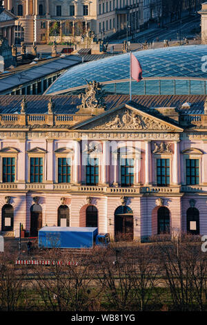 Deutsches Historisches Deutsches Historisches Museum mit Flagge in der Straße im Deutschen Zentrum in Berlin, in Deutschland, in Europa. Gebäude Architektur. Stockfoto