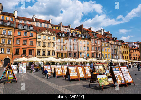Warschau, Polen - 25. Mai 2019: Historische Häuser und Gemälde zum Verkauf am Marktplatz in der Altstadt, Weltkulturerbe der Unesco in der Hauptstadt Stockfoto