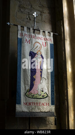 Die Mütter Union Banner in St. Peter und Paul Kirche, Northleach, Gloucestershire, England, Großbritannien Stockfoto