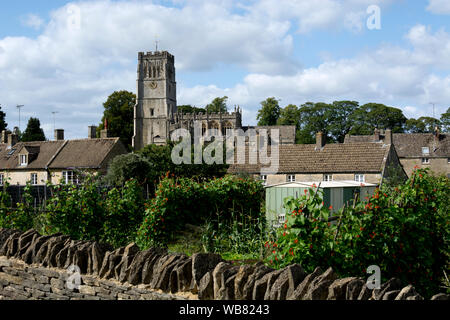 St. Peter und Paul Kirche aus dem nangle Kleingärten, Northleach, Gloucestershire, England, Großbritannien Stockfoto
