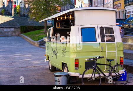 Porto, Portugal - November 15, 2017: Essen Fahrzeug mit Kaffee, Limonade, Getränke und Süßigkeiten auf den Straßen in der schönen Stadt Porto, Port geparkt Stockfoto