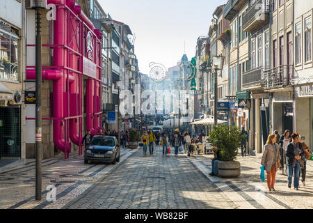 Porto, Portugal - 17. November 2017: Käufer Spaziergang auf der Rua Santa Catarina Fußgängerzone. Ansicht der Commercial Street namens Santa Catarina (Sai Stockfoto