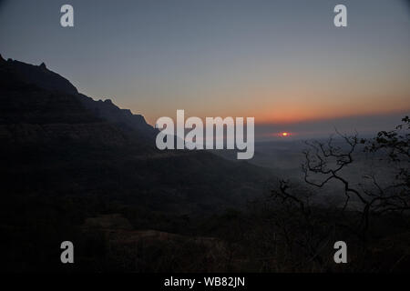 Thana Bezirk Maharashtra März 13-2005 Silhouette einer malshej Ghat und Bergketten in der Western Ghats Indien Asien Stockfoto