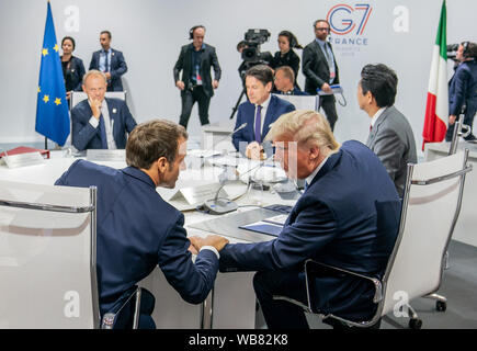 Biarritz, Frankreich. 24 August, 2019. Der französische Präsident Emanuel Längestrich (vorne l), legt seine Hand auf den Arm des US-Präsident Donald Trump (M), die bei der ersten Arbeitssitzung der G7-Gipfel sitzt. Die G7-Gipfel findet vom 24. bis 26. August in Biarritz. Foto: Michael Kappeler/dpa Quelle: dpa Picture alliance/Alamy leben Nachrichten Stockfoto