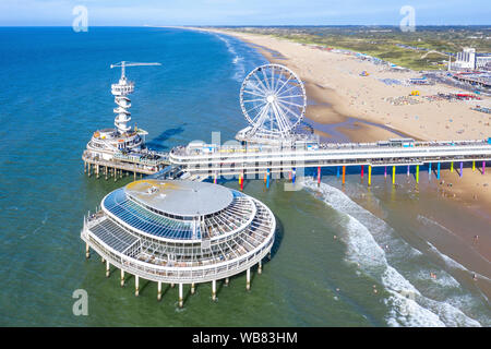 Luftaufnahme von Strand und Pier von Scheveningen, Den Haag, Den Haag, an der Nordseeküste gelegen, Südholland, Niederlande, Europa. Stockfoto
