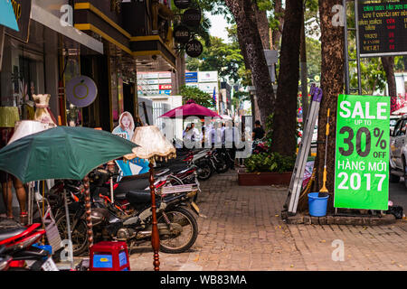 Ho Chi Minh City, Vietnam - 2019. Motorroller geparkt auf den Straßen in der Innenstadt von Ho Chi Minh. Stockfoto