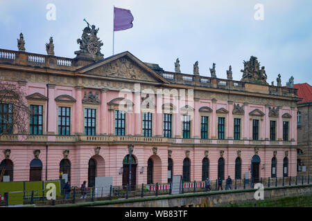 Deutsches Historisches Deutsches Historisches Museum mit Flagge in der Straße im Deutschen Zentrum in Berlin in Deutschland von Europa. Gebäude Architektur. Stockfoto