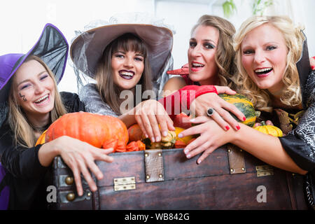 Die Frauen, die Hexe Kostüme beim zusammen an Halloween posing Stockfoto